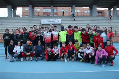 El alcalde Darío Dolz felicita al Club Rujamar Atletismo Cuenca por su victoria en el Campeonato de España de Campo a Través Sub-16