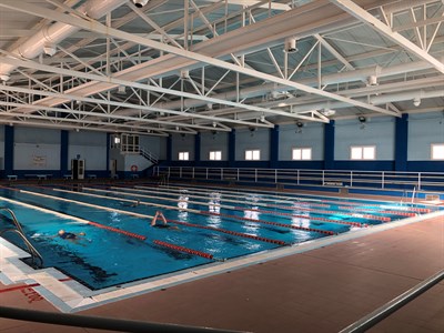 Unos 250 deportistas participan en los campeonatos de salvamento y socorrismo y de natación que acogen las piscinas del Luis Ocaña