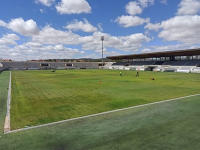 Se inician los trabajos de puesta a punto del césped del estadio municipal de La Fuensanta